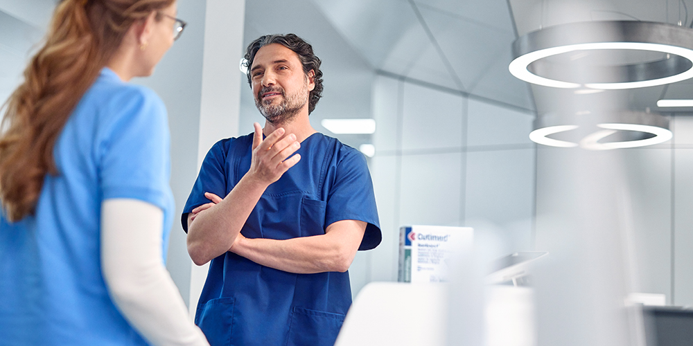 Profesionales sanitarios debatiendo en un entorno clínico. Profesionales sanitarios debatiendo en un entorno clínico.